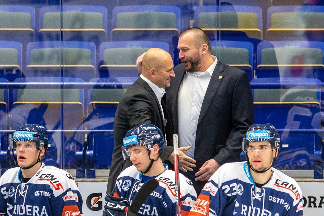 Trenér Vítkovic Miloš Holaň s asistentem Romanem Šimíčkem slaví první výhru