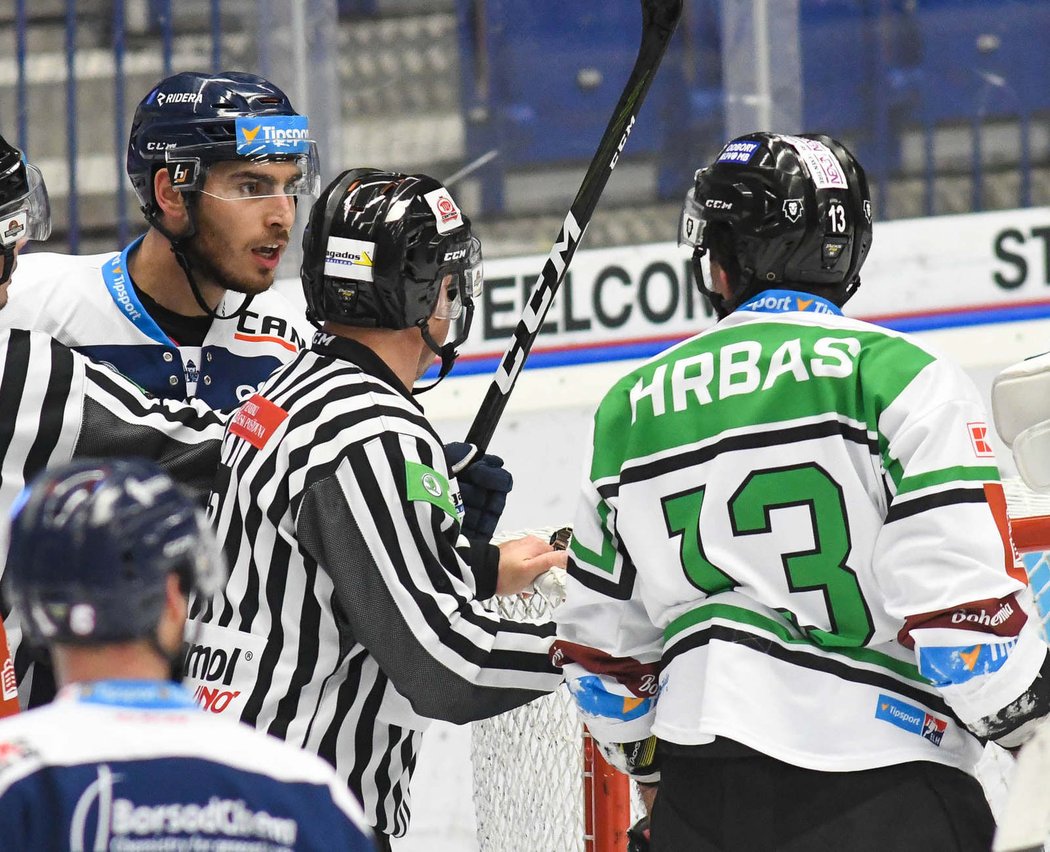 Vítkovický střelec Dominik Lakatoš měl menší boxerskou vložku s Markem Hrbasem. Bek Mladé Boleslavi se pak divil, jestli se nezbláznil