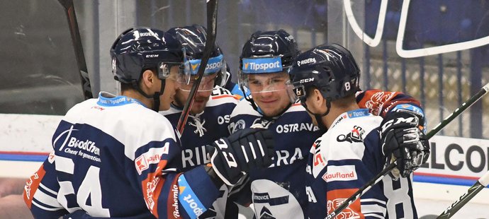 Vítkovičtí hokejisté se radují z gólu Petra Fridricha (uprostřed)