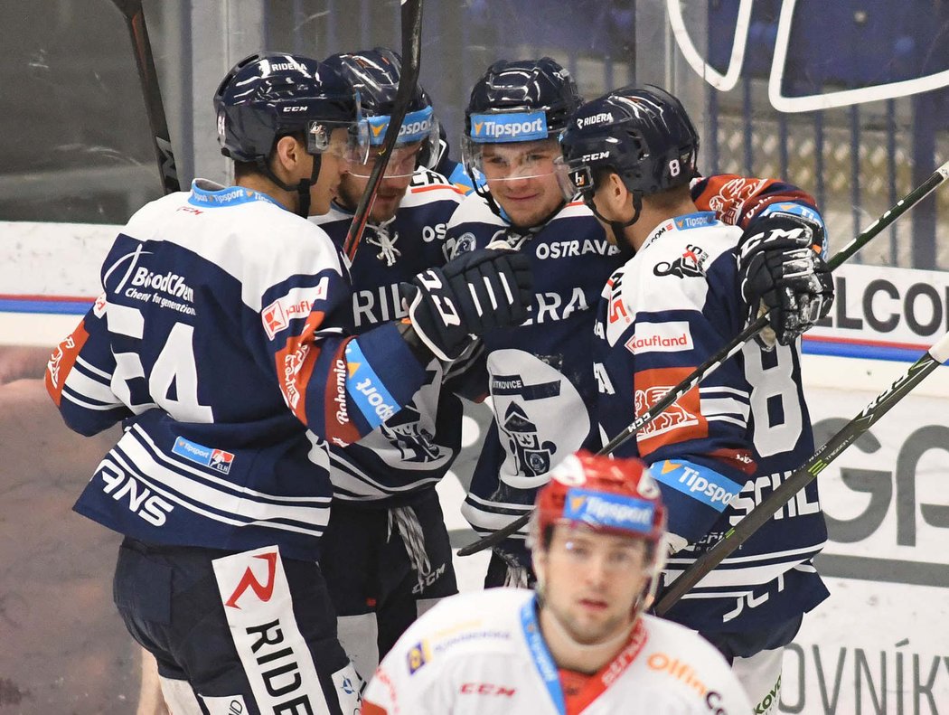 Vítkovičtí hokejisté se radují z gólu Petra Fridricha (uprostřed)