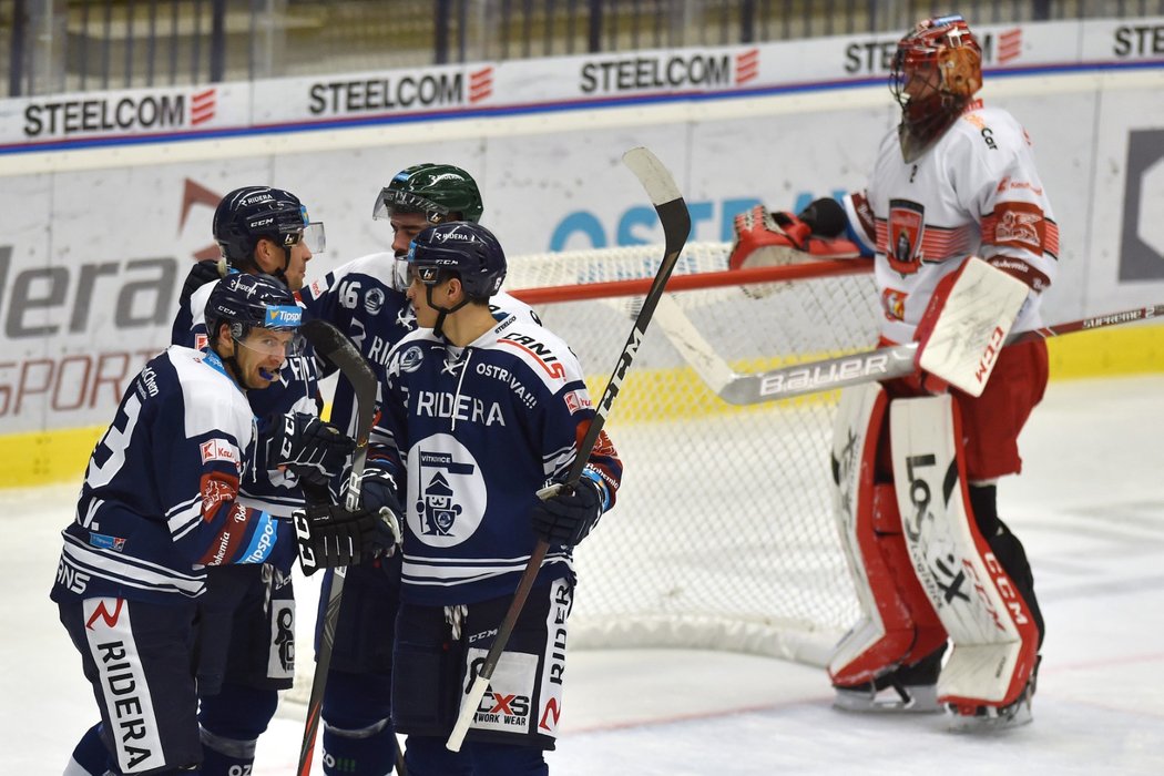 Vítkovičtí hokejisté se radují z gólu Jana Hrušky (vlevo)