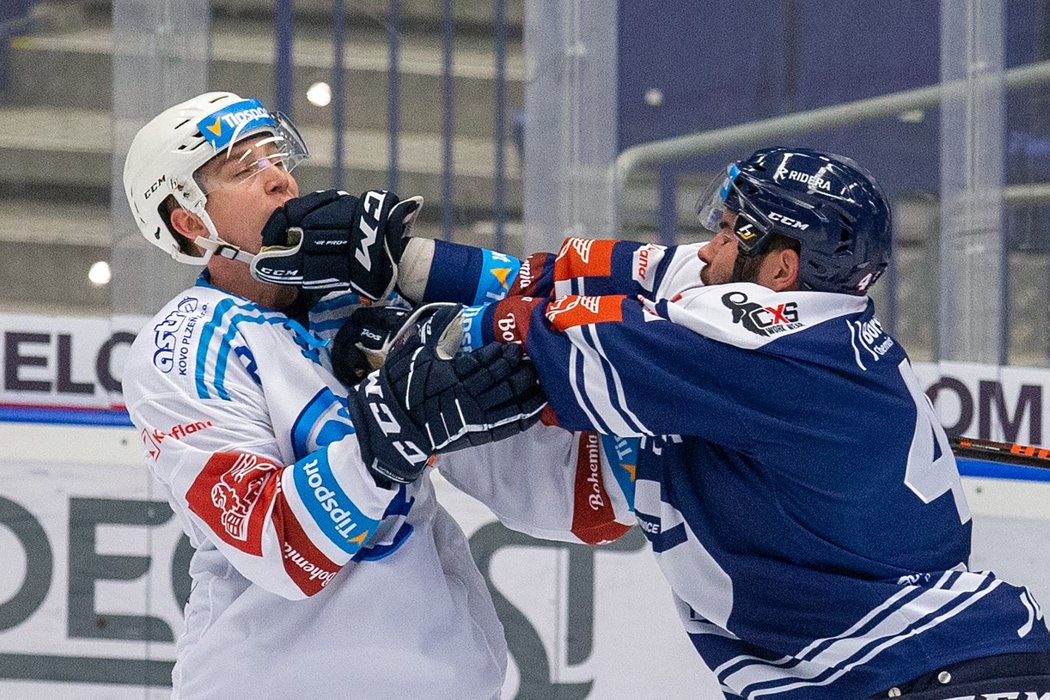 Kapitán Vítkovic Roman Polák v šarvátce s plzeňským bekem Viktorem Langem