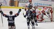Vítkovičtí hokejisté se radují z gólu v derby proti Třinci
