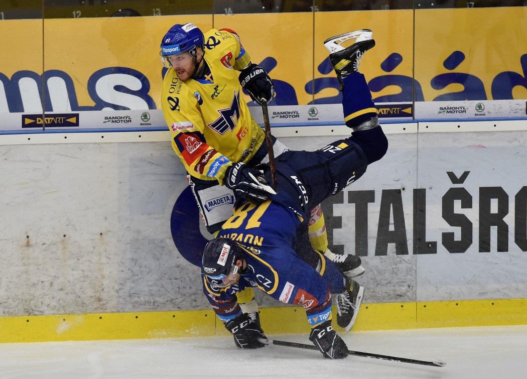 Českobudějovický bek Niklas Pavel po střetu s Martinem Novotným ze Zlína