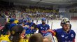 Českobudějovičtí hokejisté oslavují s fanoušky úvodní domácí vítězství