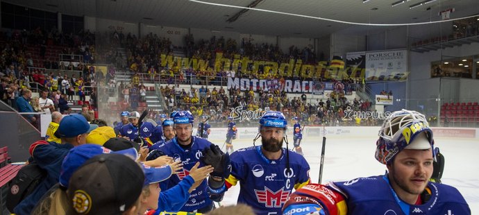 Českobudějovičtí hokejisté oslavují s fanoušky úvodní domácí vítězství