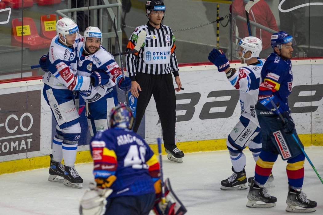 Brněnští hokejisté se radují ze vstřelené gólu snajpra Luboše Horkého (vlevo)