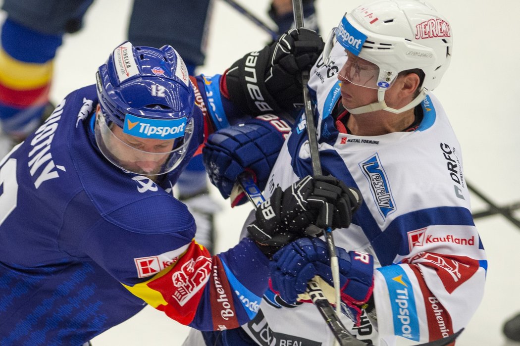 Veterán Motoru Jiří Novotný v souboji s Danielem Rákosem z Komety Brno