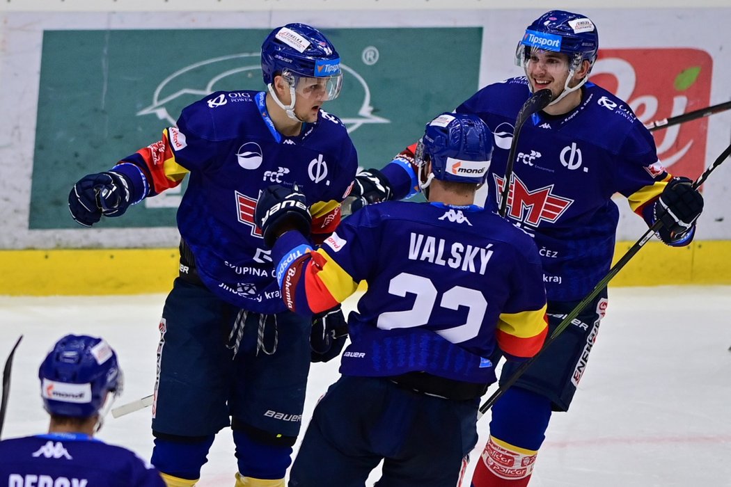 Českobudějovičtí hokejisté se radují z gólu Jindřicha Abdula (vlevo)