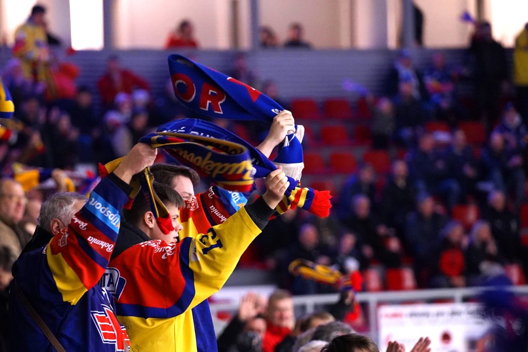 Českobudějovičtí fanoušci na tribunách se radují z gólu