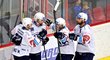 Plzeňští hokejisté se radují ze vstřeleného gólu