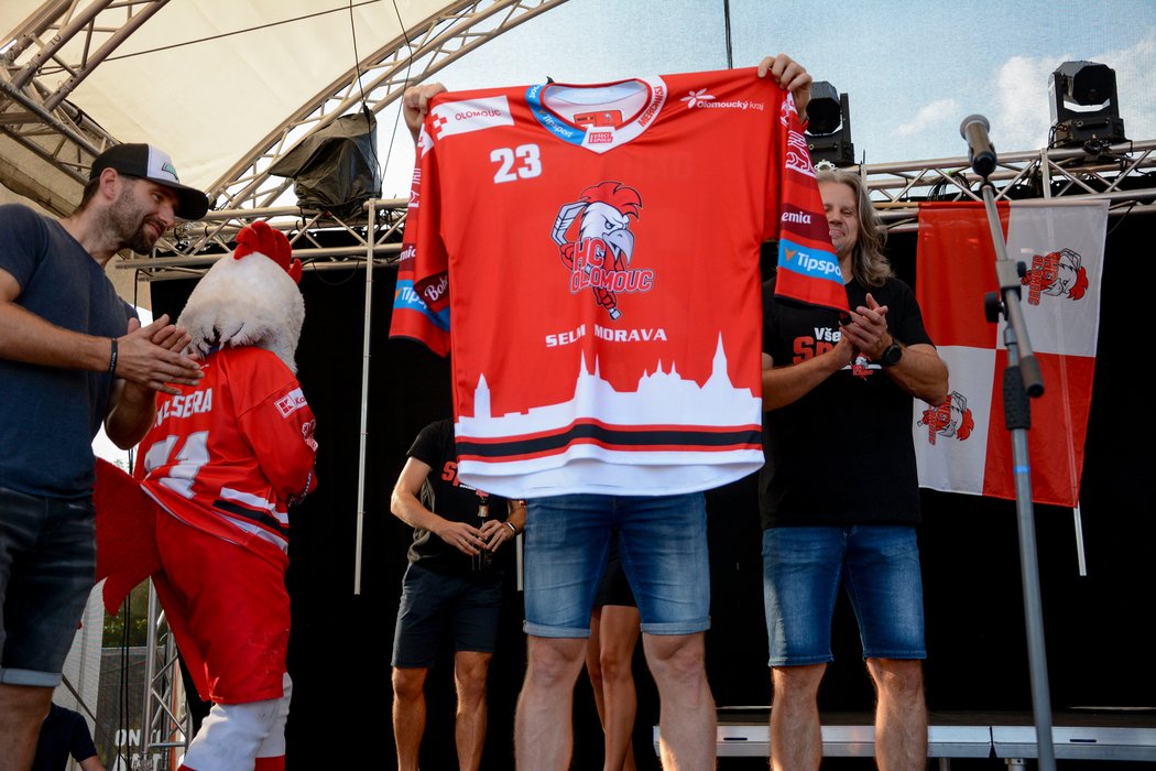 Vedení Olomouce odhalilo dvě varianty nových dresů - červenou (na snímku) a bílou. V průběhu září odhalí i třetí sadu
