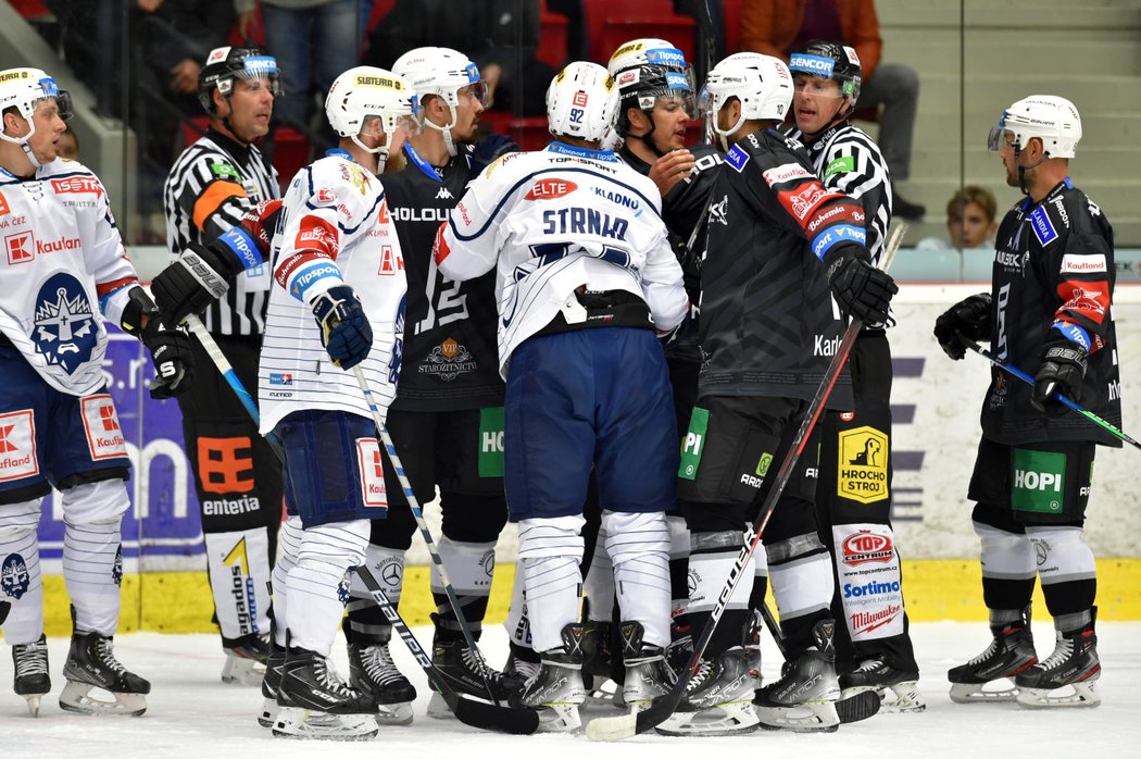 Kladenští hokejisté v diskuzi se soupeři z Karlových Varů