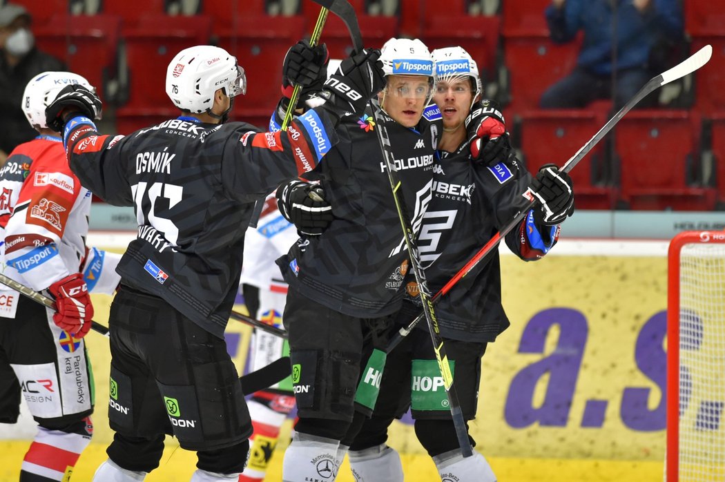 Karlovarští hokejisté se radují z gólu