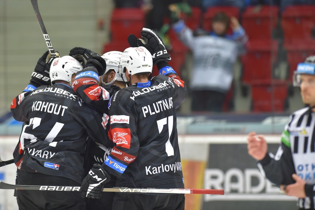 Karlovarští hokejisté se radují z gólu