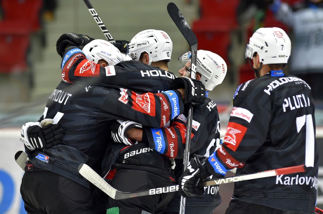 Hokejisté Karlových Varů se radují z gólu