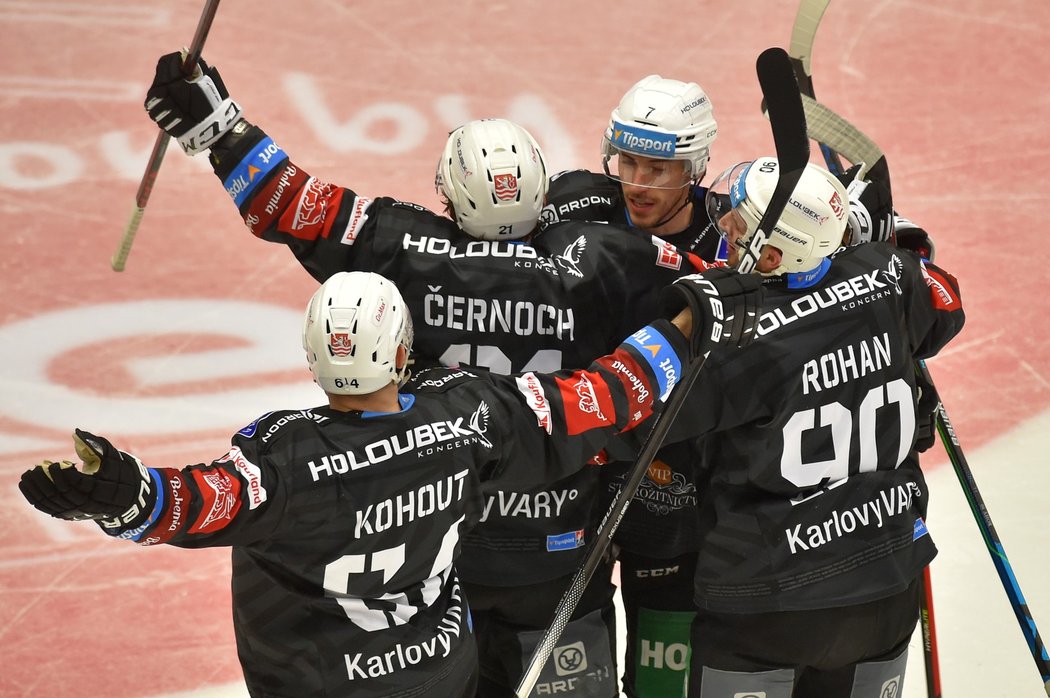 Karlovarští hokejisté se radují z domácího vítězství