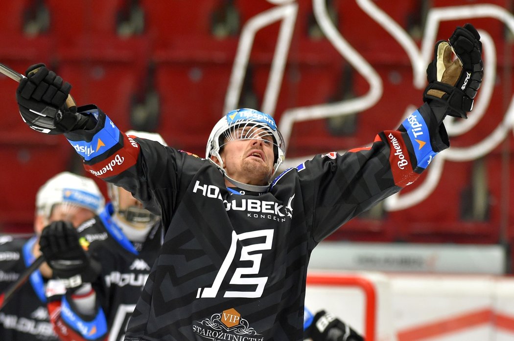 Karlovarský útočník Jakub Flek oslavuje vstřelenou branku