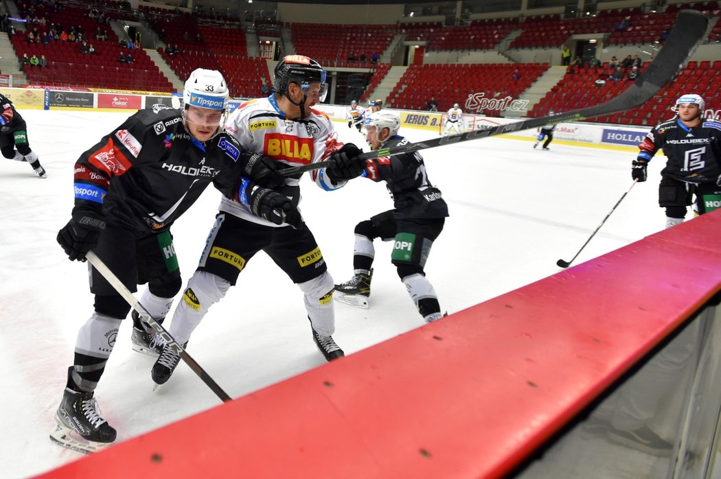 Sparťan Erik Thorell v souboji se dvěma karlovarskými hráči
