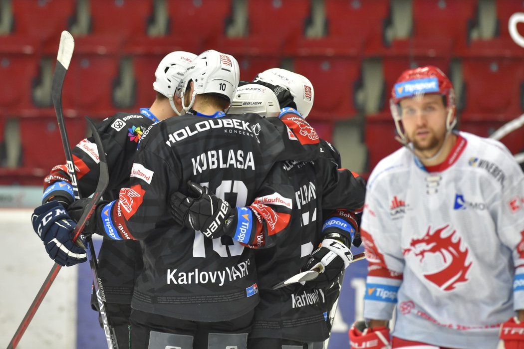 Karlovarští hokejisté se radují z gólu proti Třinci