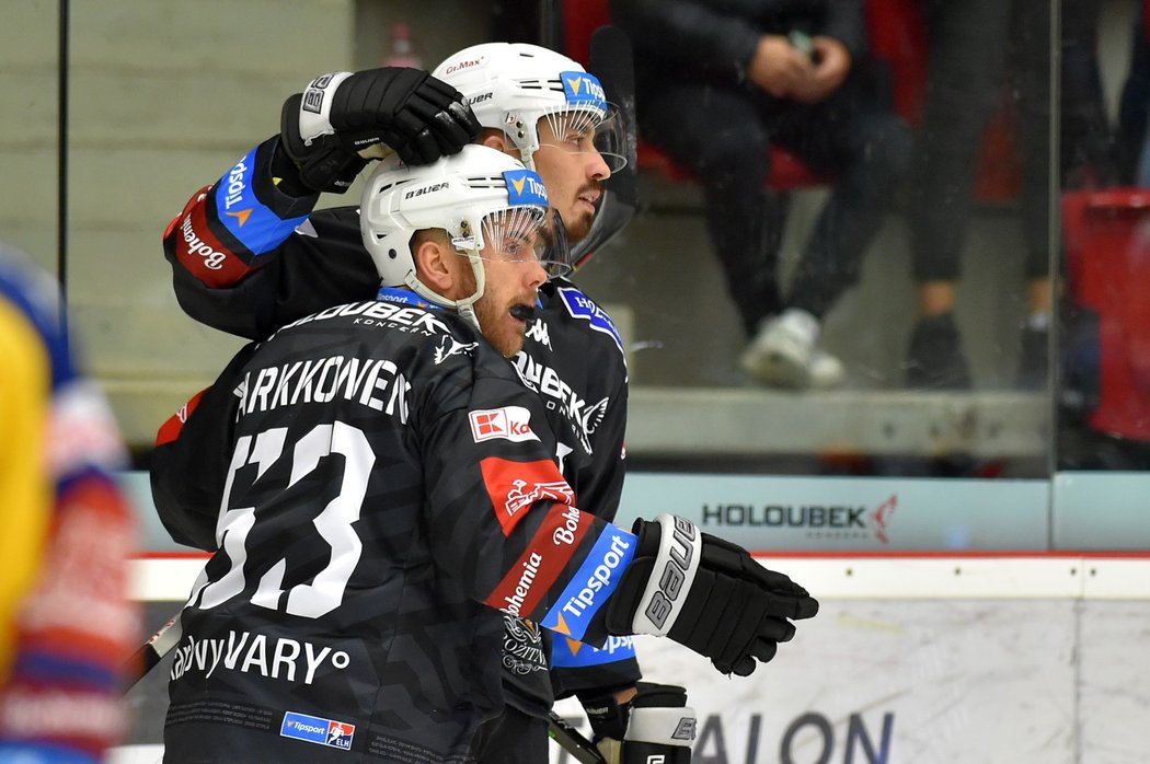 Karlovarští hokejisté Martin Kohout (vpravo) a Patrik Parkkonen oslavují gól