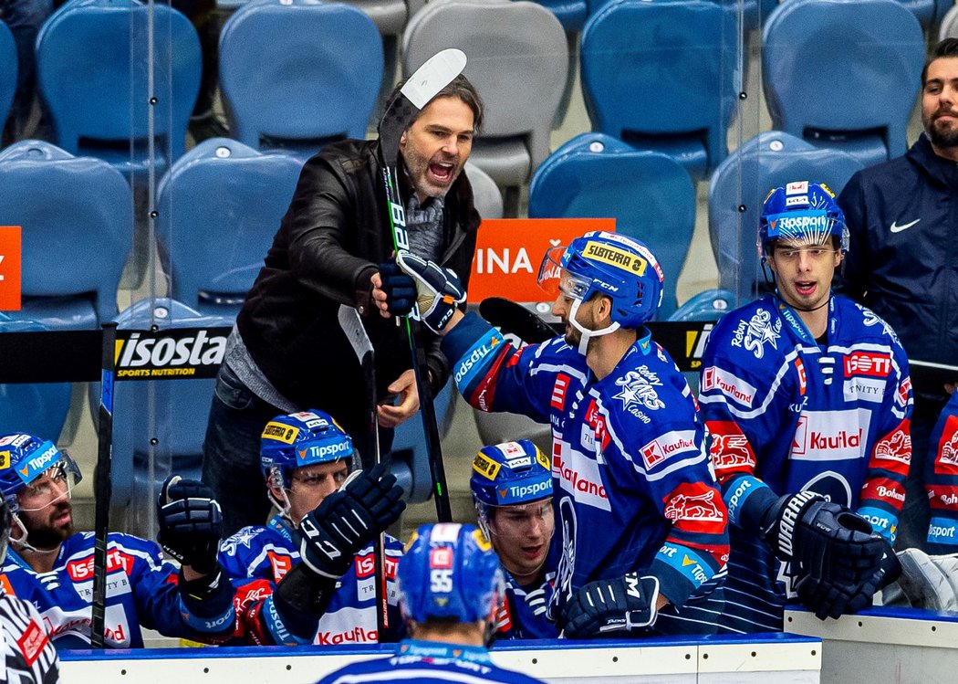 Jaromír Jágr blahopřeje ke vstřelené brance Martinu Kadlecovi