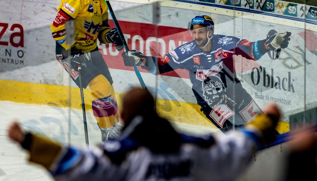 Útočník Martin Kadlec v dresu Kladna oslavuje gól