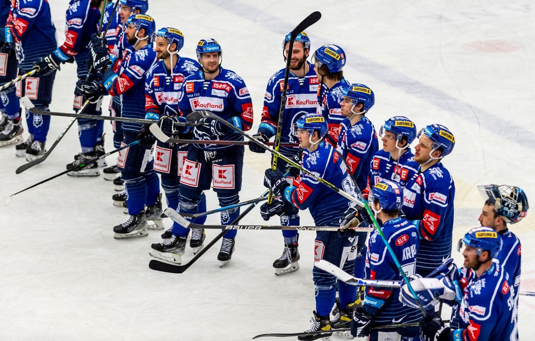 Kladenští Rytíři oslavují s fanoušky cenné vítězství