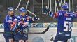 Kladenští hokejisté se radují z gólu kapitána Tomáše Plekance