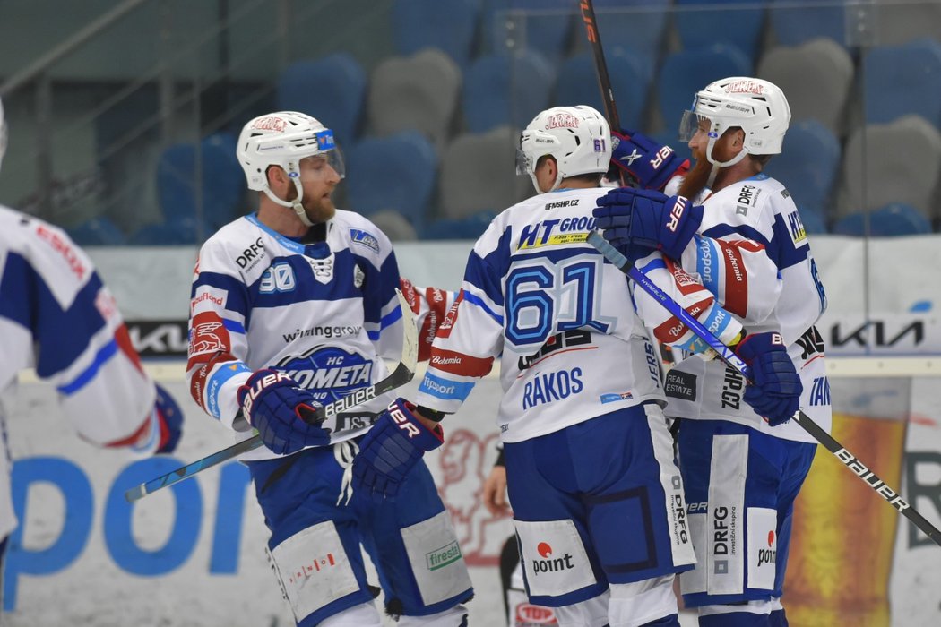 Hokejisté Komety Brno se radují z gólu