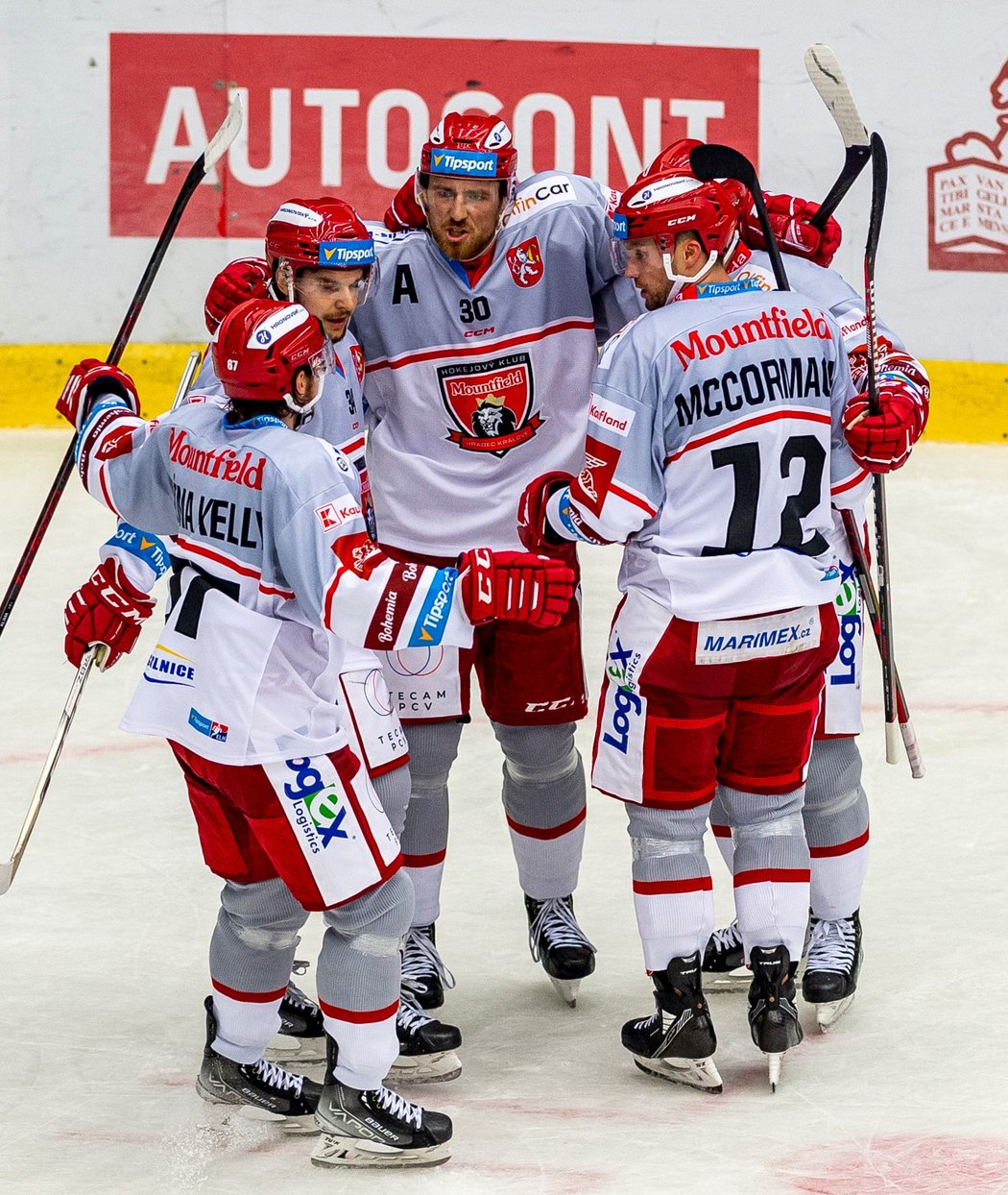 Hradečtí hokejisté oslavují gól Jakuba Lva (uprostřed)