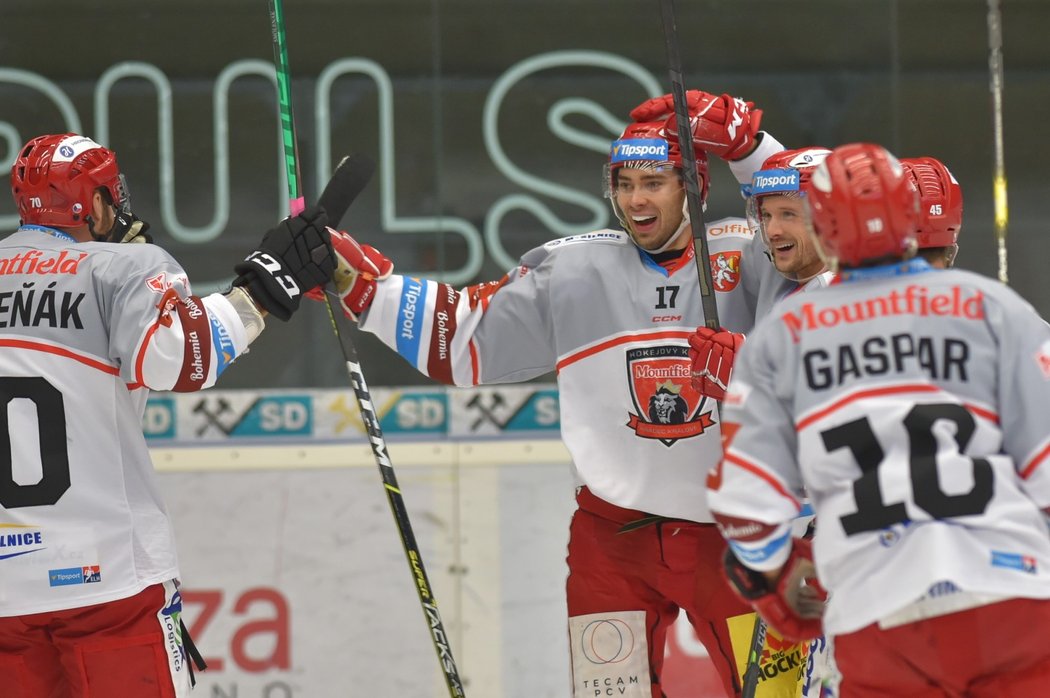 Hradečtí hokejisté se radují z gólu útočníka Ahtiho Oksanena (uprostřed)