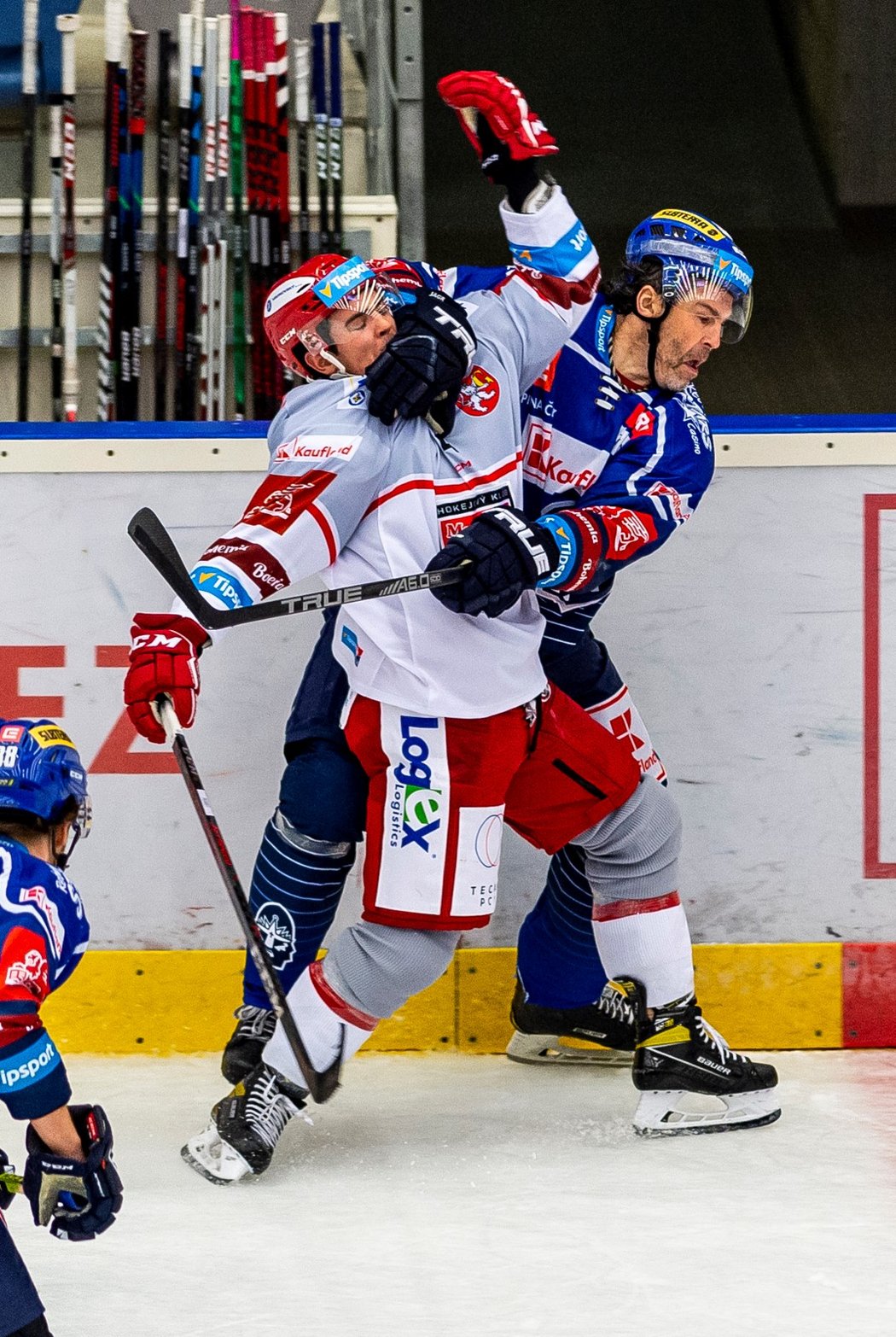 Jaromír Jágr v souboji s hradeckým útočníkem Jordanem Perretem