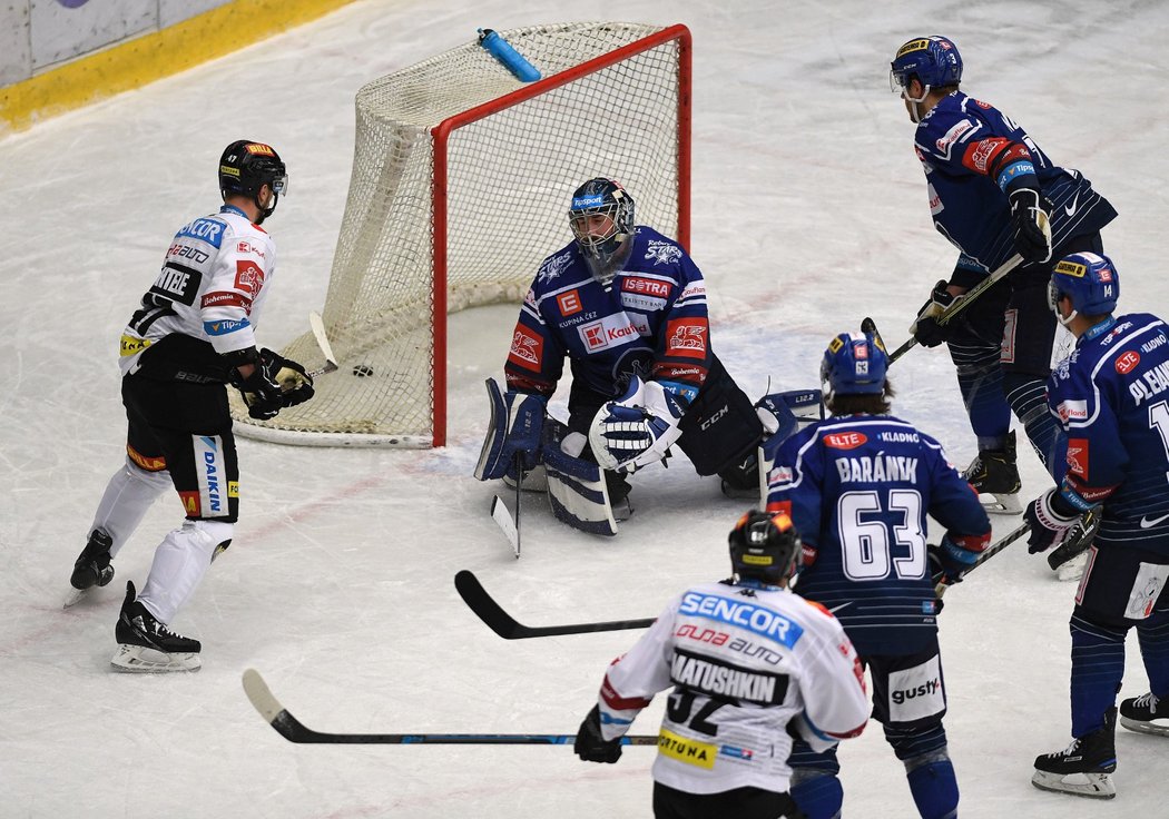 Kladenský gólman Landon Bow inkasuje branku