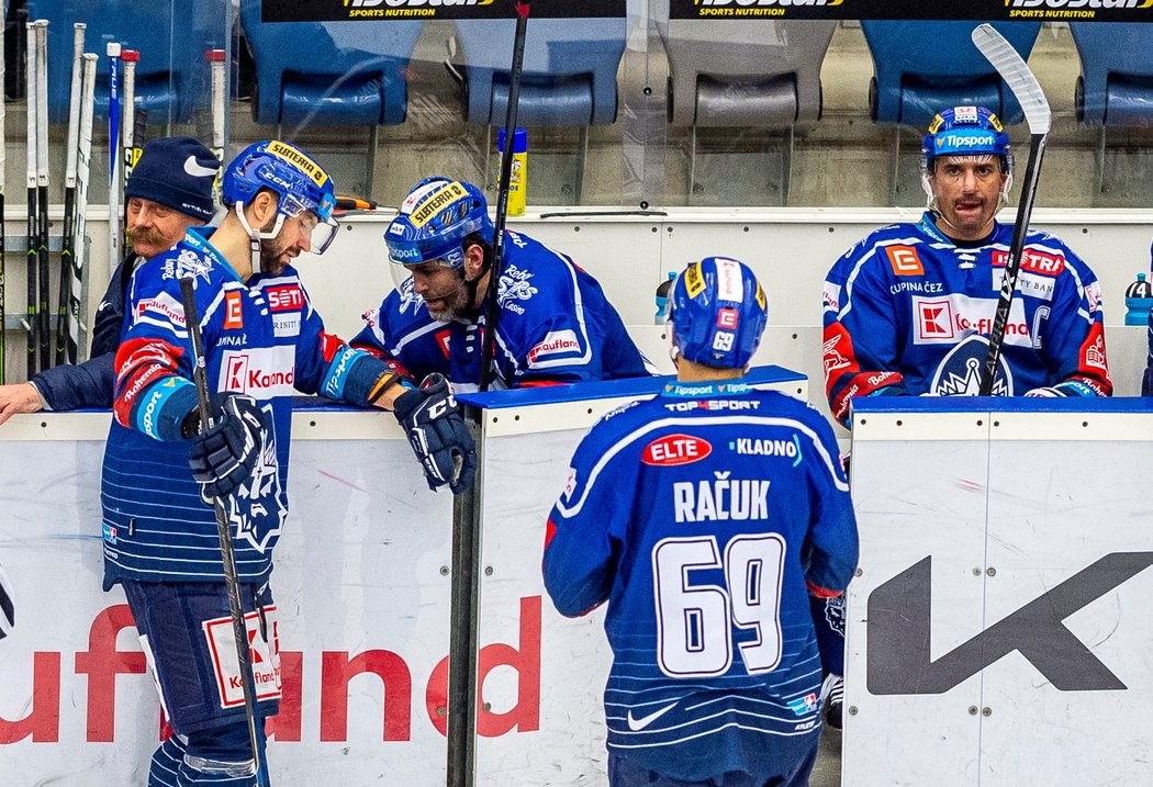 Zklamaní kladenští lídři Jaromír Jágr a Tomáš Plekanec na střídačce těžce hryžou debakl od Sparty