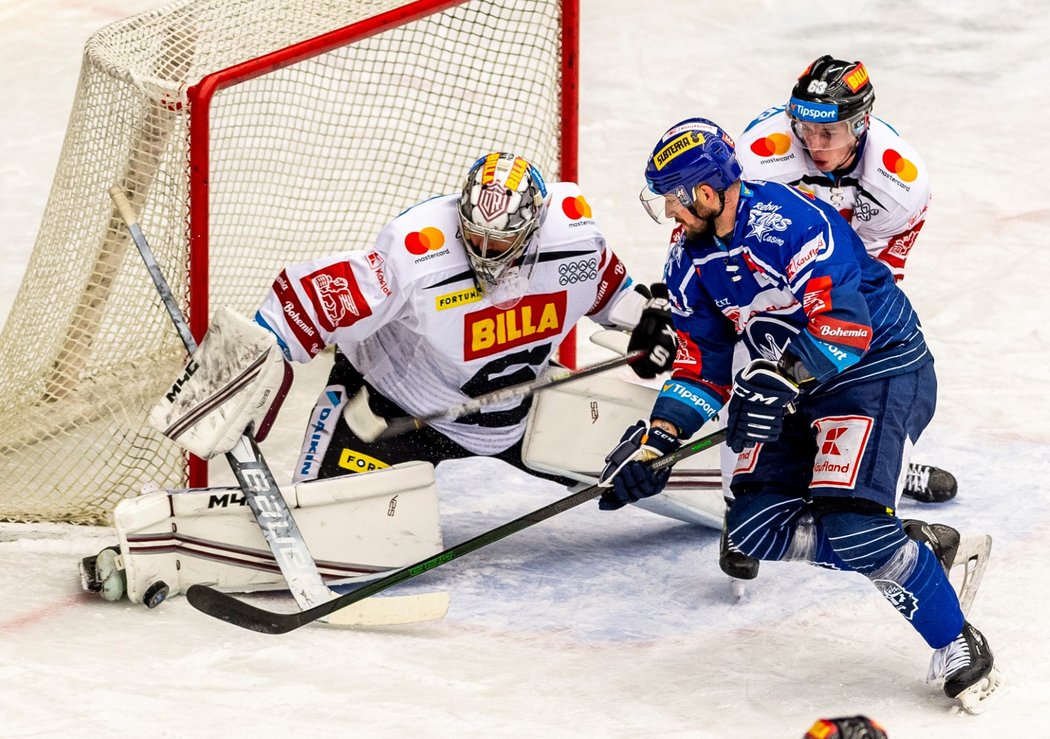 Brankář Sparty Matěj Machovský musí likvidovat šanci Rytíře Nicolase Hlavy