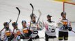 Hokejisté Sparty oslavují vítězství nad Kladnem
