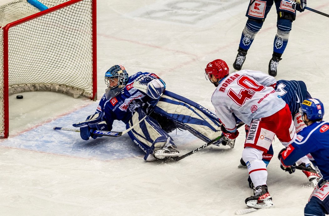 Kladenský brankář Landon Bow se ohlíží za pukem, který mu do branky poslal Ocelář Miloš Roman