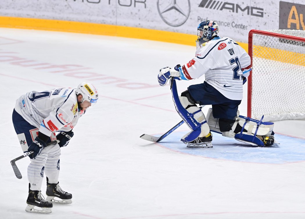 Kladenský bek Jake Dotchin a brankář Landon Bow smutní po prohře Rytířů