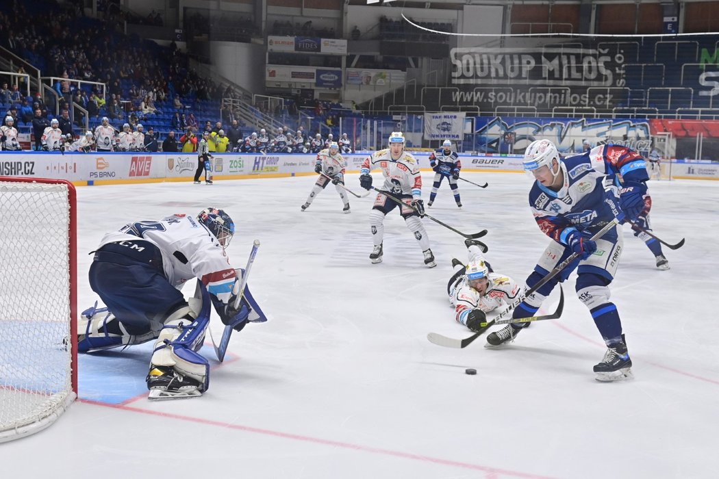 Střelec Komety Luboš Horký se řítí na kladenského brankáře Landona Bowa