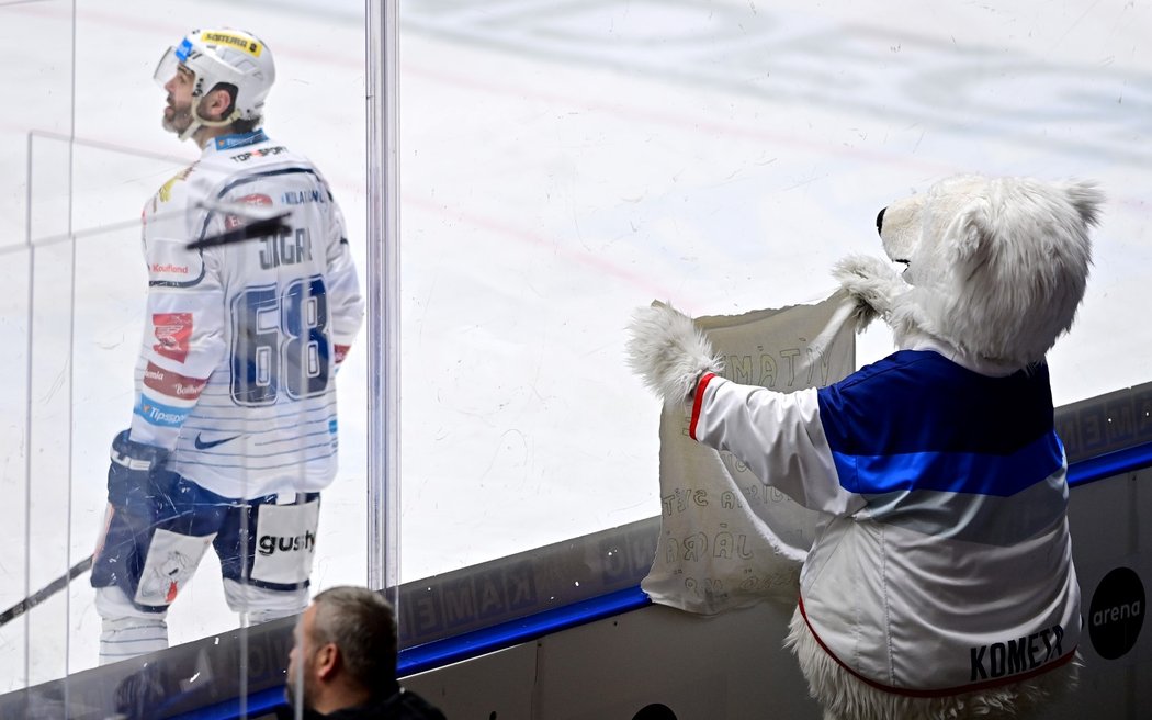 Jaromír Jágr bezpochyby nemohl přehlédnout pozdrav od maskota Komety