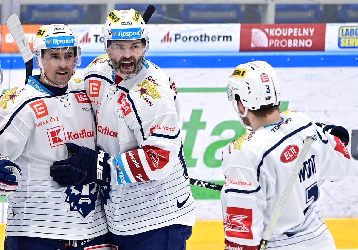 Jaromír Jágr slaví gól parťáka Tomáše Plekance (vlevo)