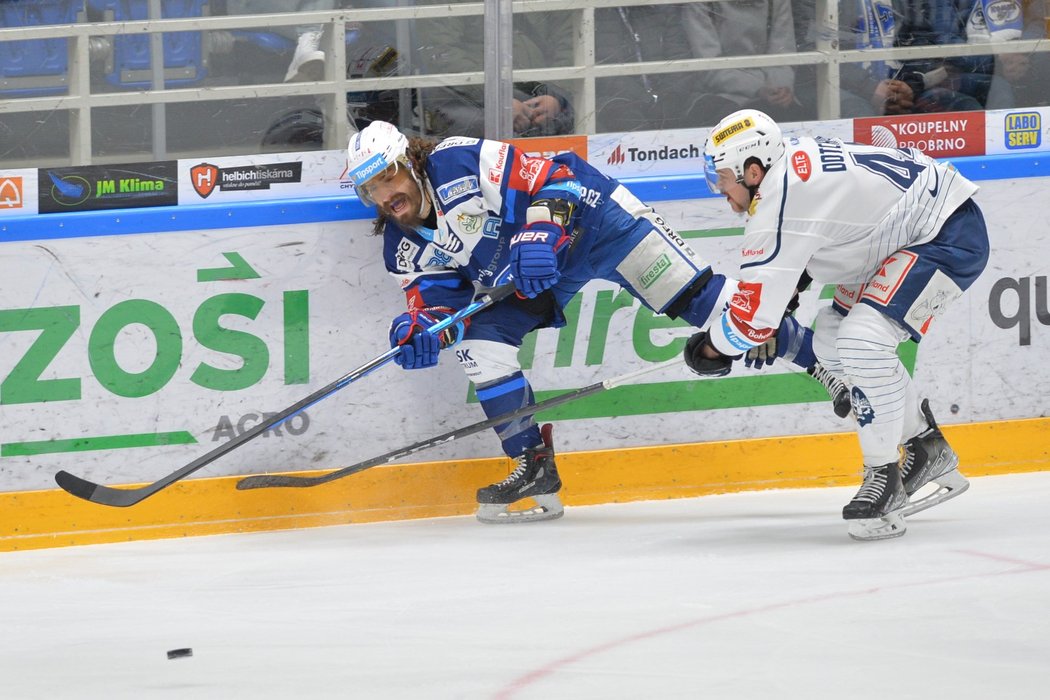 Útočník Peter Mueller odehrává puk od kladenského beka Jakea Dotchina