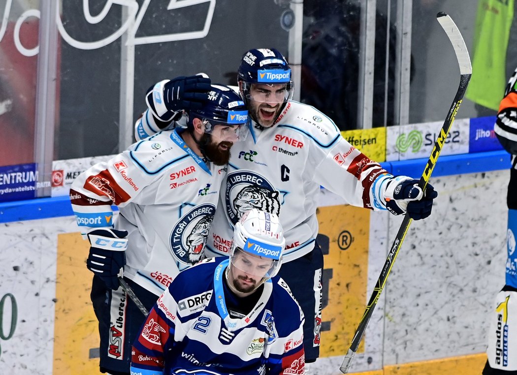 Liberecký útočník Marek Zachar slaví druhý gólu v utkání s kapitánem Petrem Jelínkem