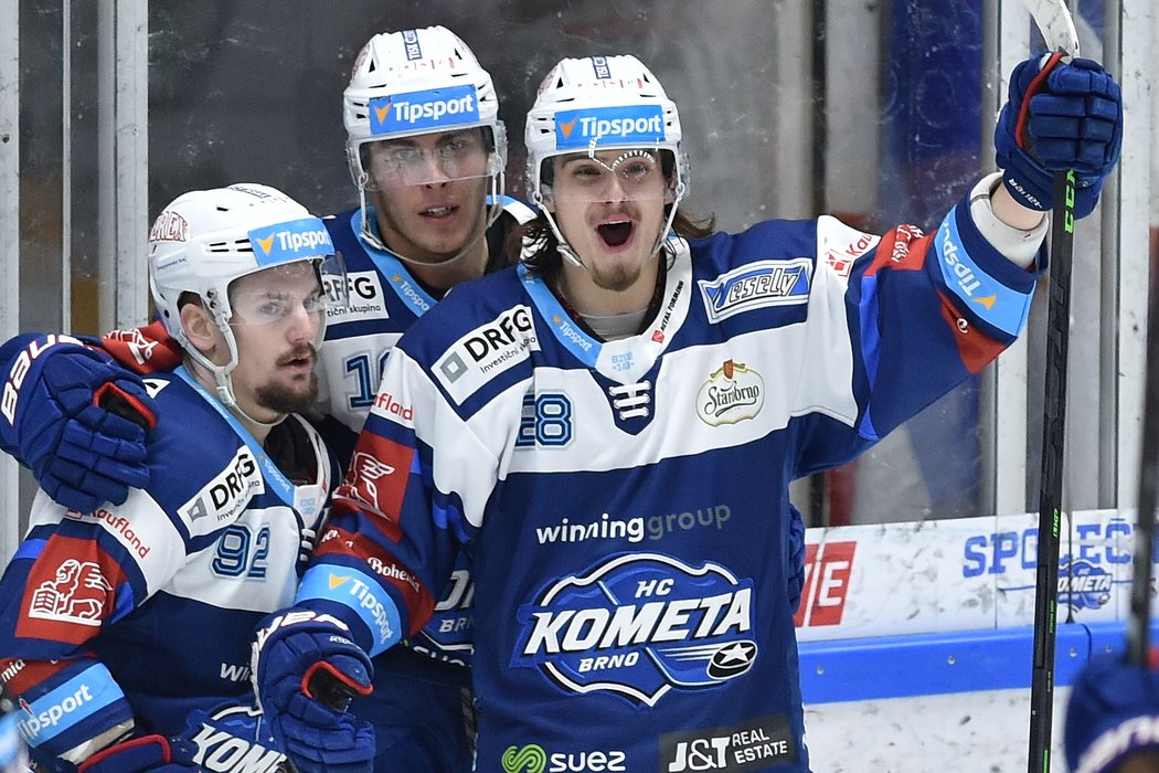Hokejisté Komety Brno se radují z gólu útočníka Luboše Horkého (uprostřed)