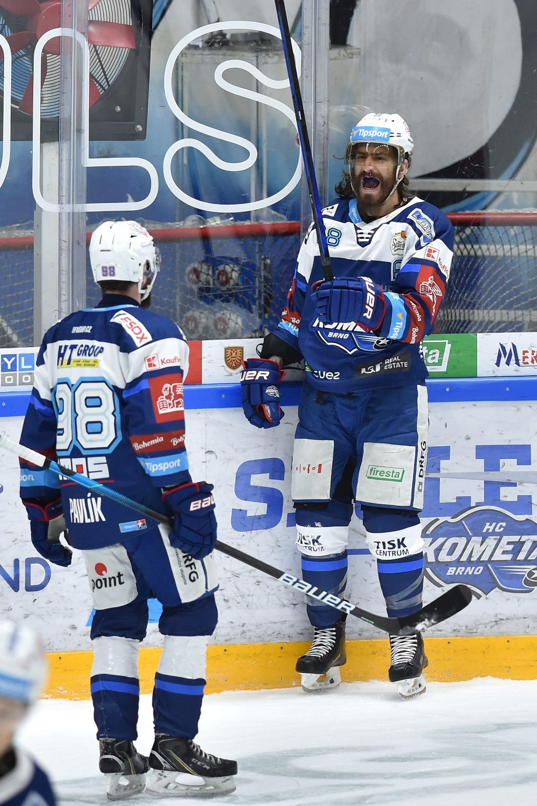 Americký střelec Peter Mueller v dresu Komety oslavuje gól