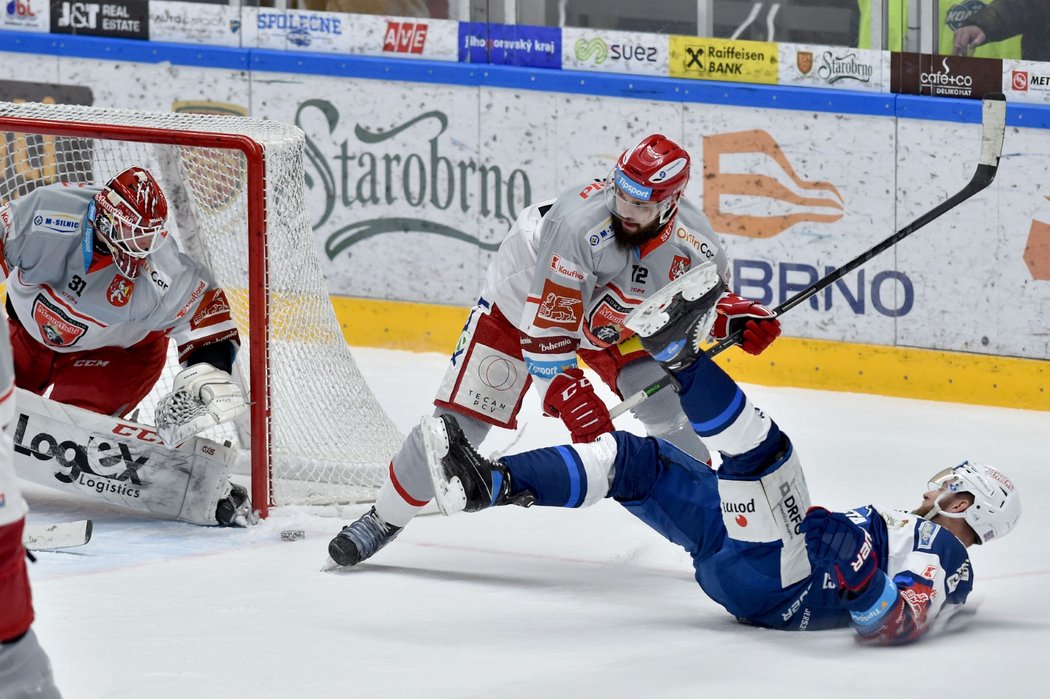 Útočník Komety Martin Dočekal padá k ledu po střetu s Bohumilem Jankem z Mountfieldu HK