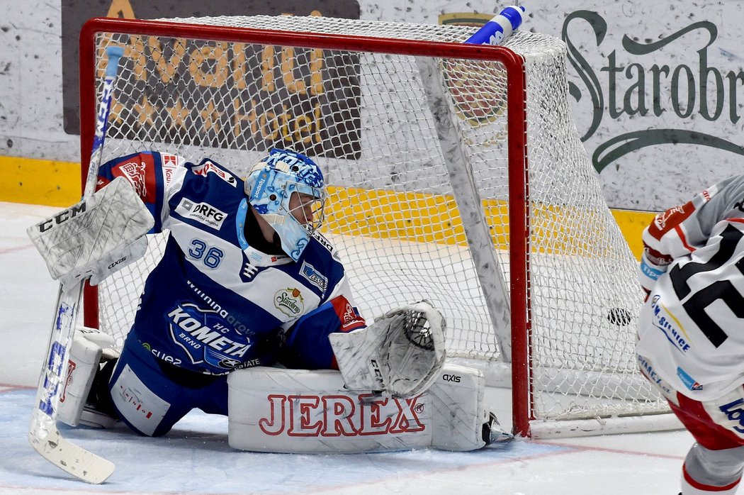 Brankář Jakub Sedláček při své brněnské premiéře inkasuje gól