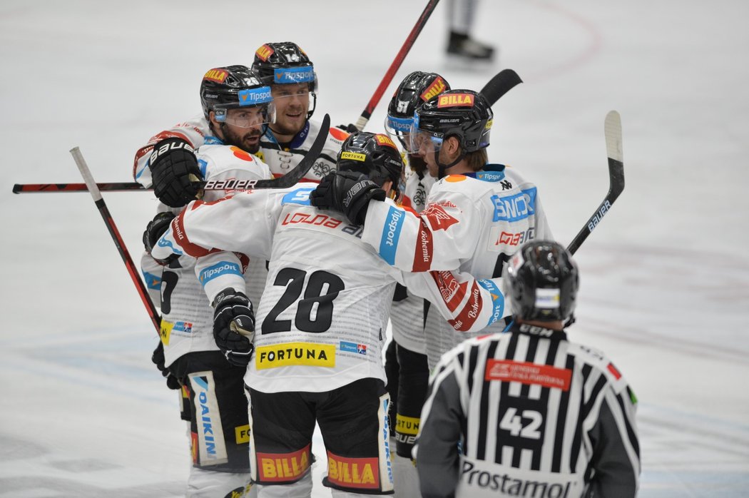 Hokejisté Sparty se radují z gólu obránce Maxima Matuškina (uprostřed) při jeho premiéře za Spartu