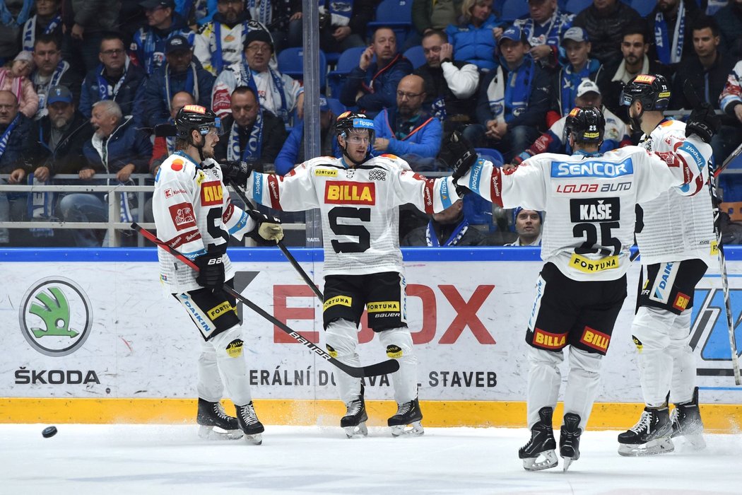 Hokejisté Sparty se radují z gólu Erika Thorella (uprostřed), který čtyřmi body řídil výhru nad Kometou